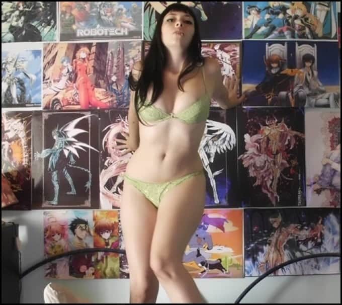 Esta chica adora el porno y el hentai